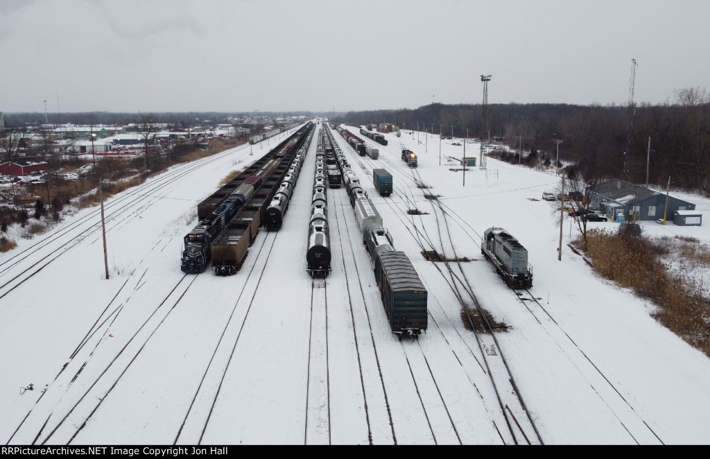 The inbound Z127 sits in 3 Track as the outbound power heads away in to 27 Track and the yard engine waits by the office